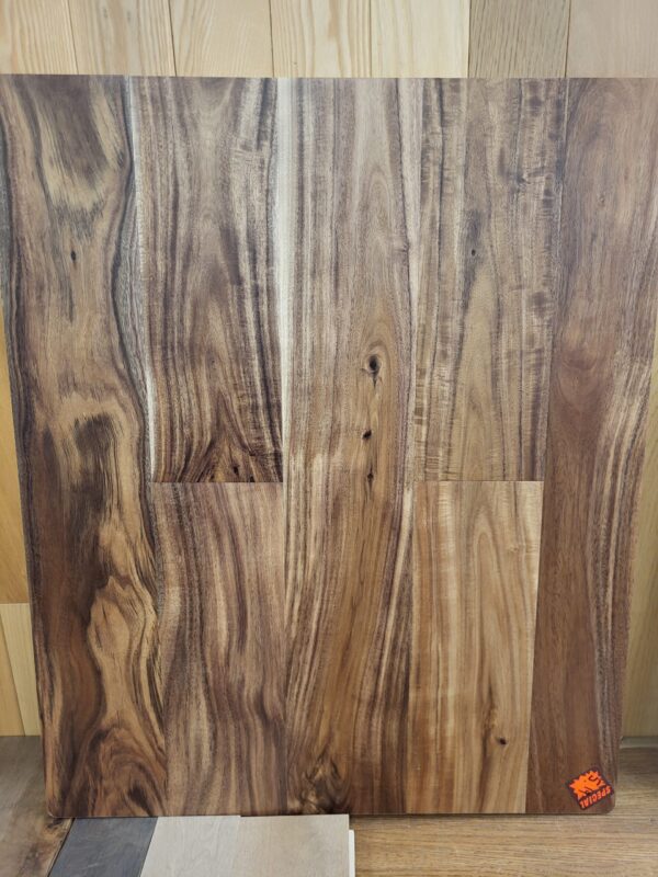 Walnut — SELECT 21/4 natural satin 4,49$/sqft WE ARE THE ONLY ONES THAT HAS IT!! (Copie)